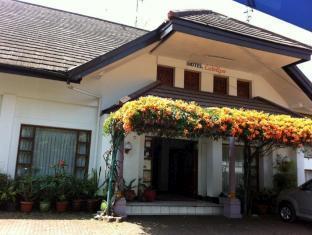Catellya Guest House Cipaku Bandung Esterno foto